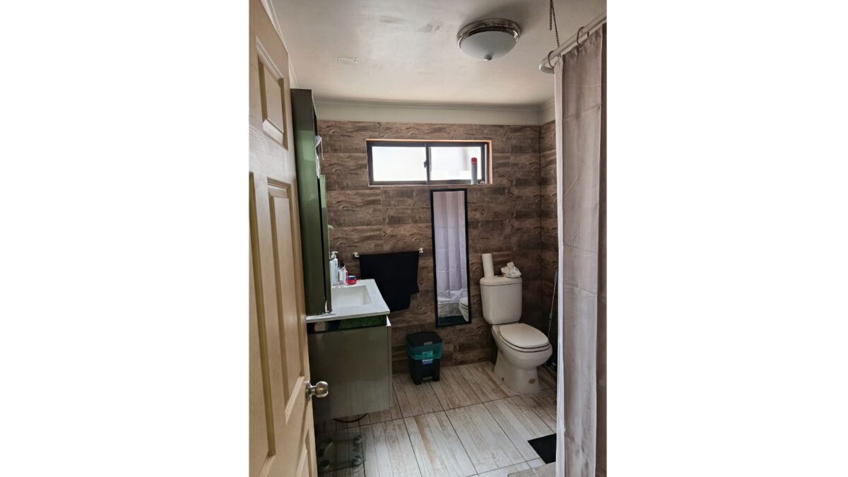Baño con ducha y lavamanos, casa ampliada y remodelada en Alto Hospicio
