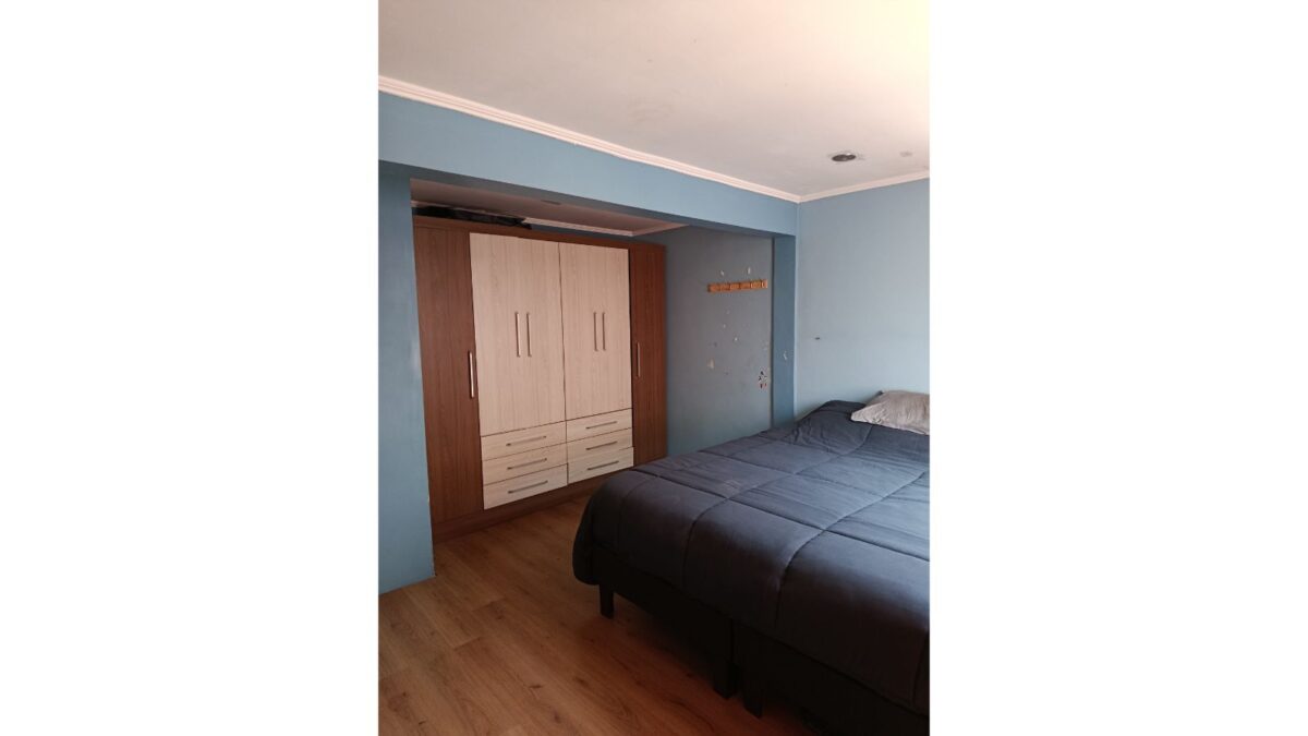 Dormitorio con clóset empotrado, casa ampliada en venta en Alto Hospicio