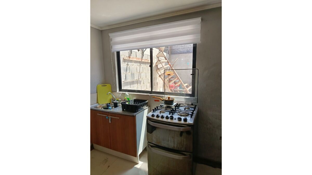 Cocina con lavaplatos y cocina a gas, casa en venta en Alto Hospicio