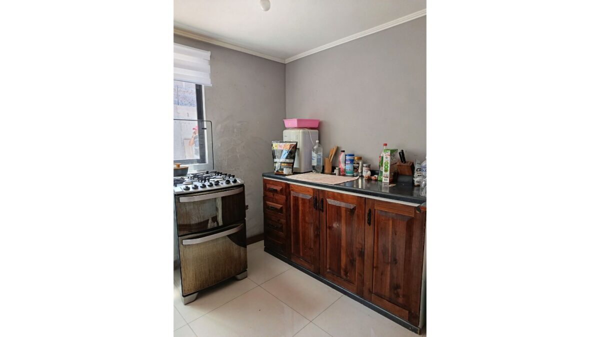 Cocina con muebles de madera y cocina a gas, casa en venta en Alto Hospicio