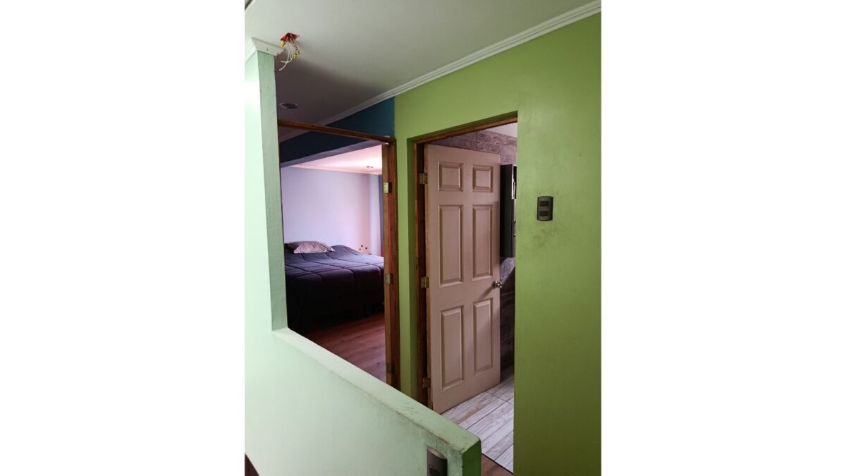 Pasillo interior con acceso a dormitorio, casa en venta en Alto Hospicio