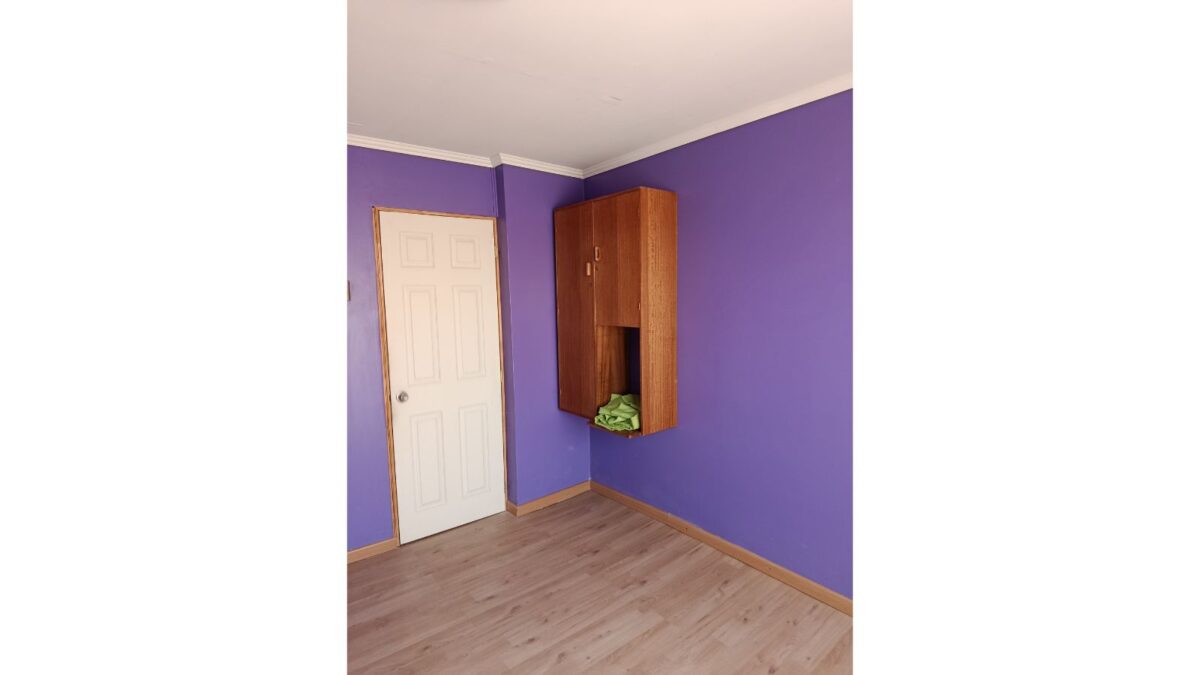 Dormitorio vacío con closet empotrado en el muro, casa en Alto Hospicio