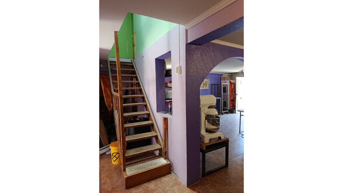 Escalera interior de madera con acceso al taller, casa en venta en Alto Hospicio