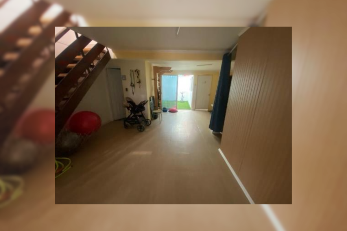Pasillo con escaleras y carrito