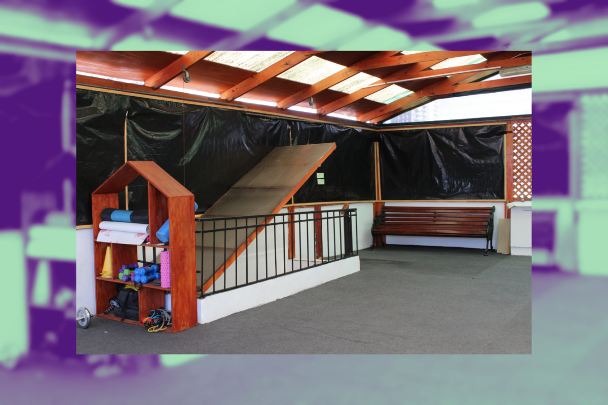 Espacio interior con equipo de ejercicio.
