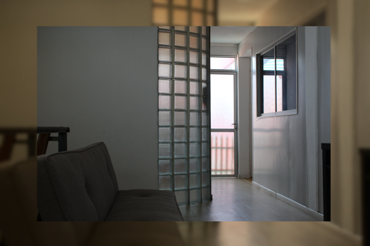 Sala con pared de vidrio