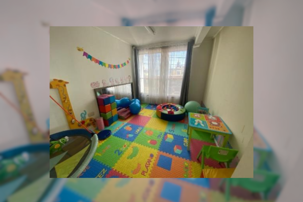 Sala de juegos colorida y divertida