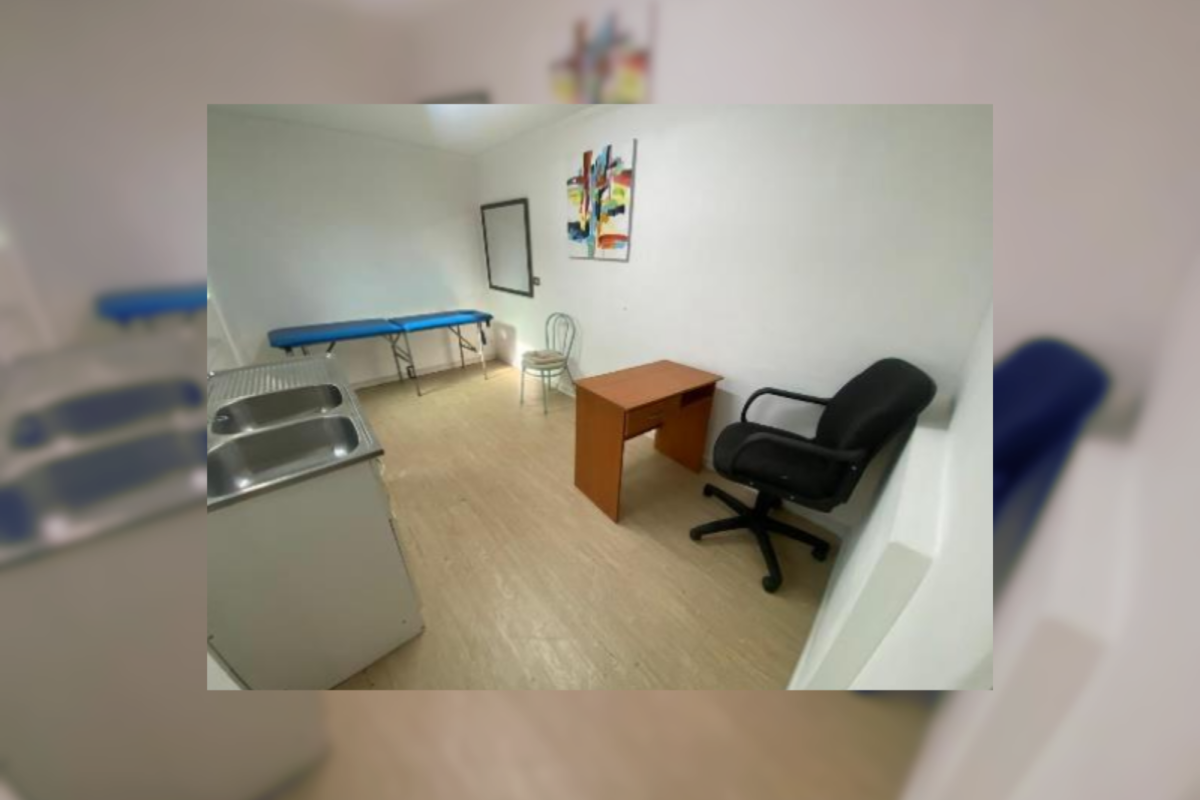 Sala de consulta médica vacía.