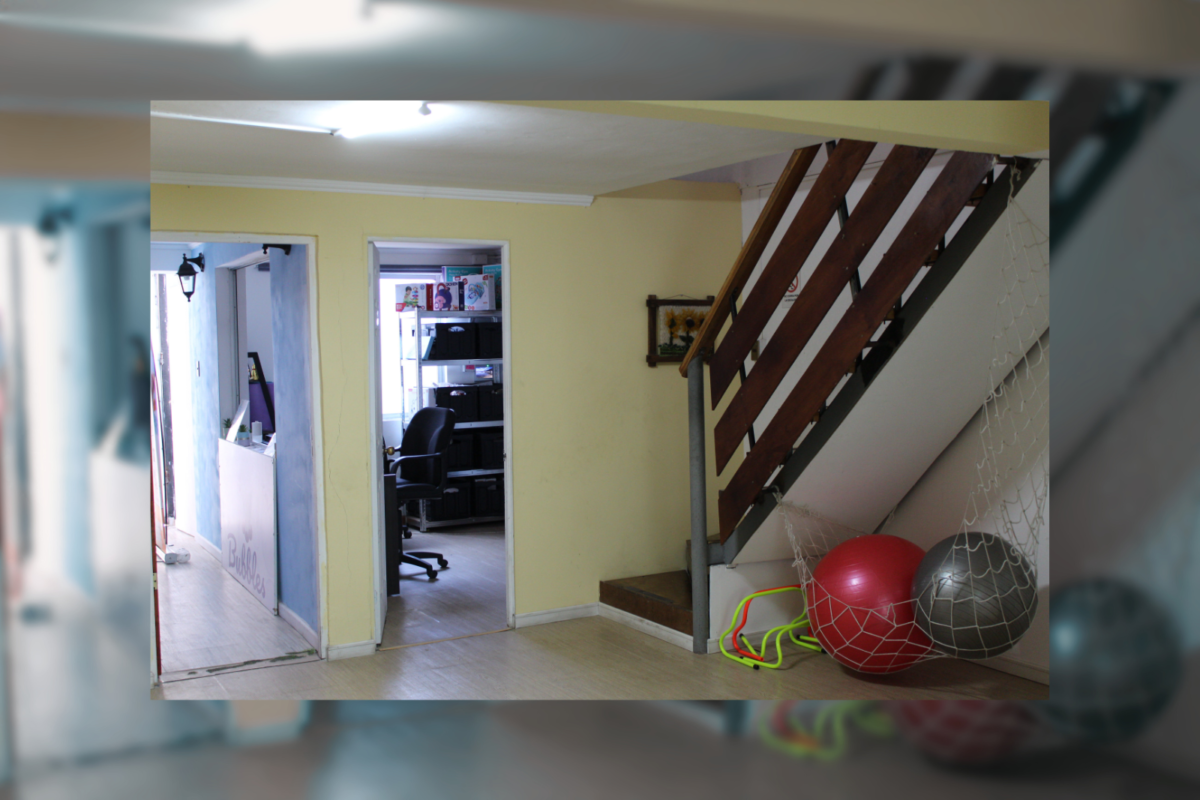 Escalera y sala con pelotas grandes