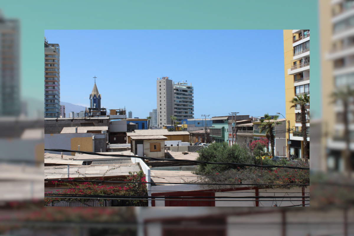 Vista urbana con edificios y iglesia