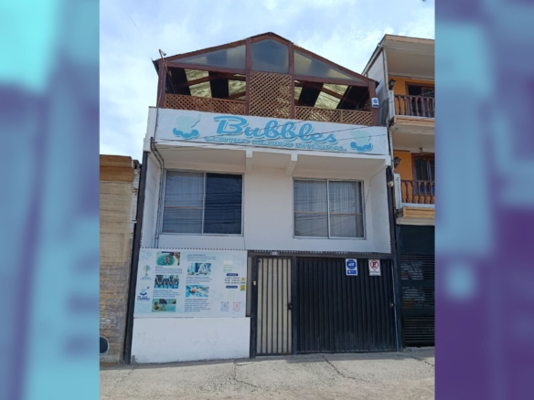 Edificio con letrero de Bubbles
