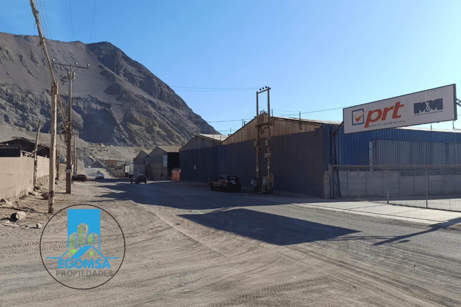 Calle Humberto Plaza con bodegas industriales, sector empresarial de Bajo Molle, Iquique