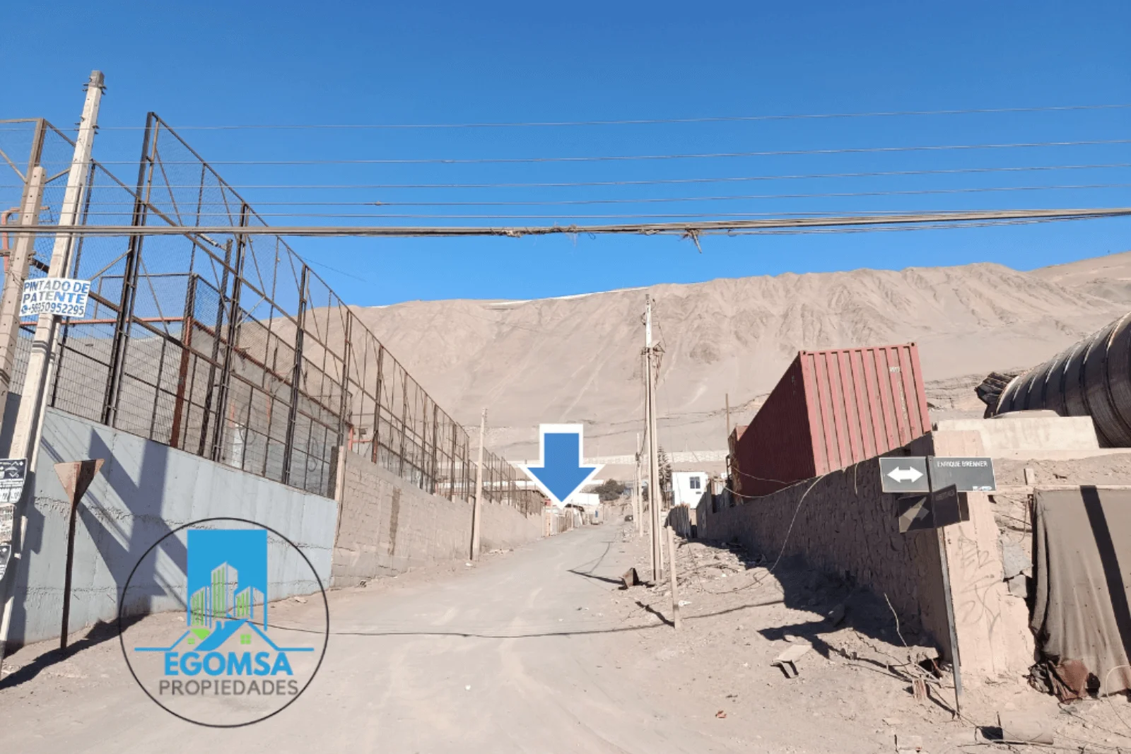 Camino de acceso al terreno con indicación de dirección, sector Bajo Molle, Iquique