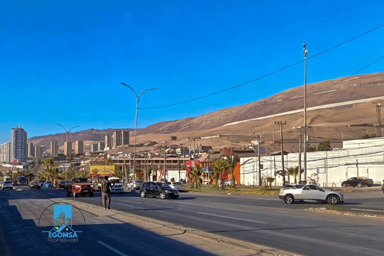 Avenida de acceso al sector con vista a los edificios de Iquique, Bajo Molle
