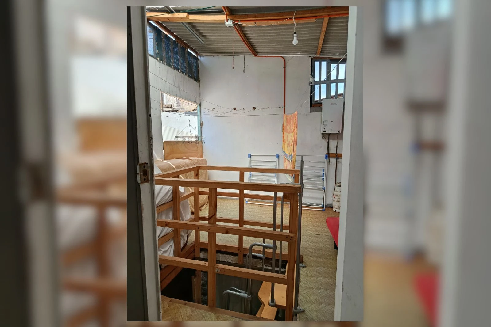 Espacio de altillo con baranda de madera y calefón, casa en venta sector central, Iquique