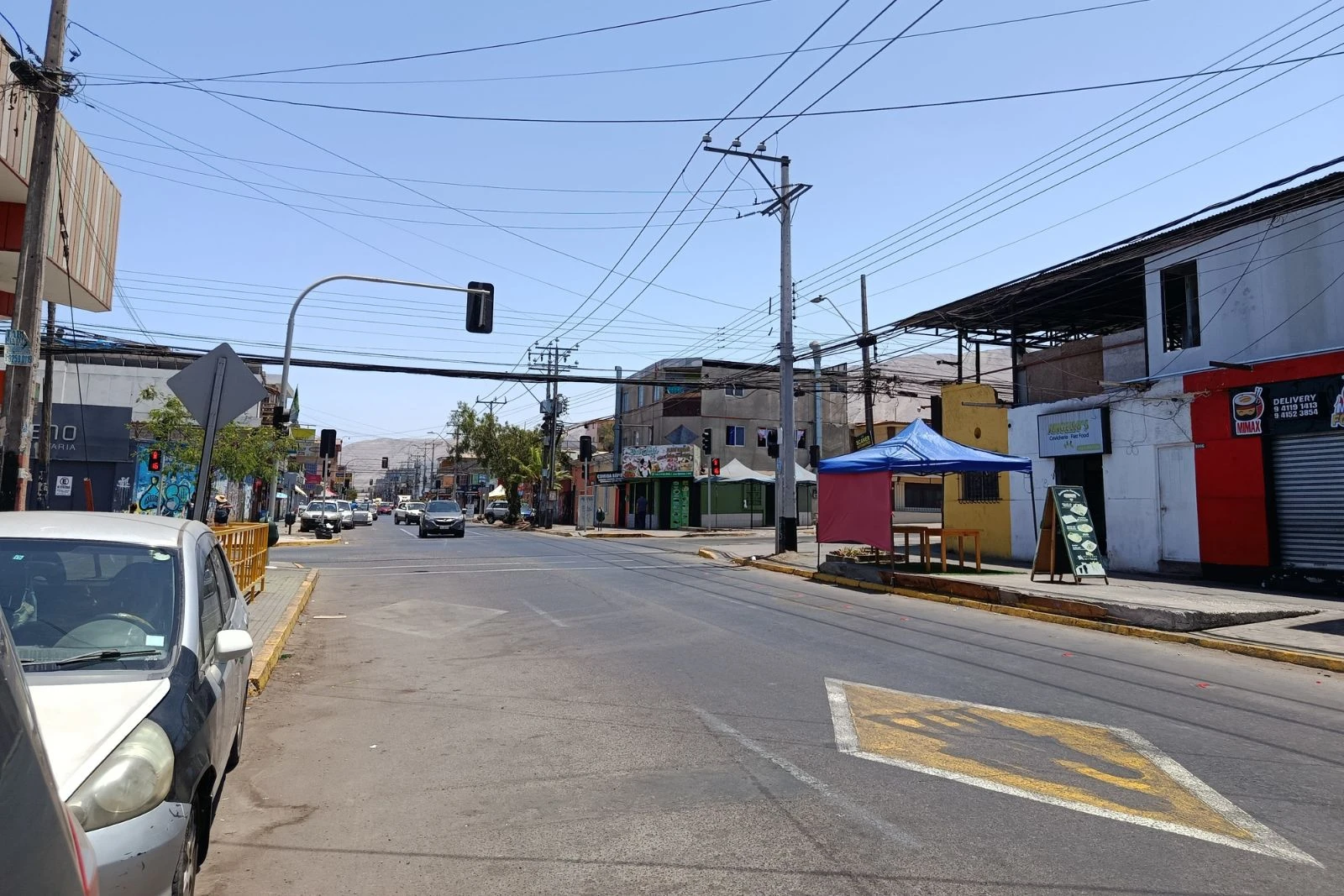 Vista de calle esquina con locales comerciales cerca de la propiedad, sector central de Iquique