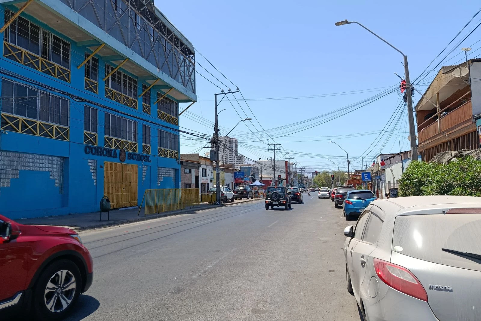 Vista de la calle con el Corona School cercano a la propiedad, sector Juan Martínez, Iquique