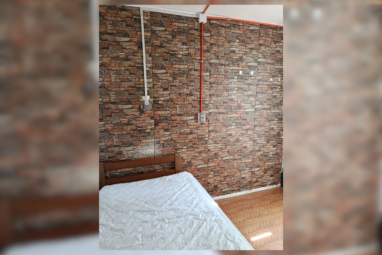 Dormitorio con muro decorativo tipo ladrillo, casa en venta sector central, Iquique