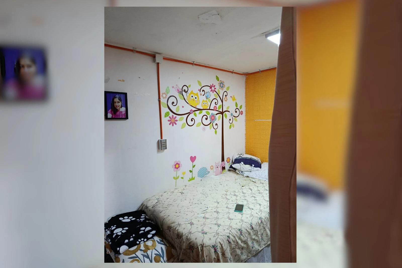 Dormitorio con vinilo decorativo de árbol en la pared, casa en venta sector central, Iquique