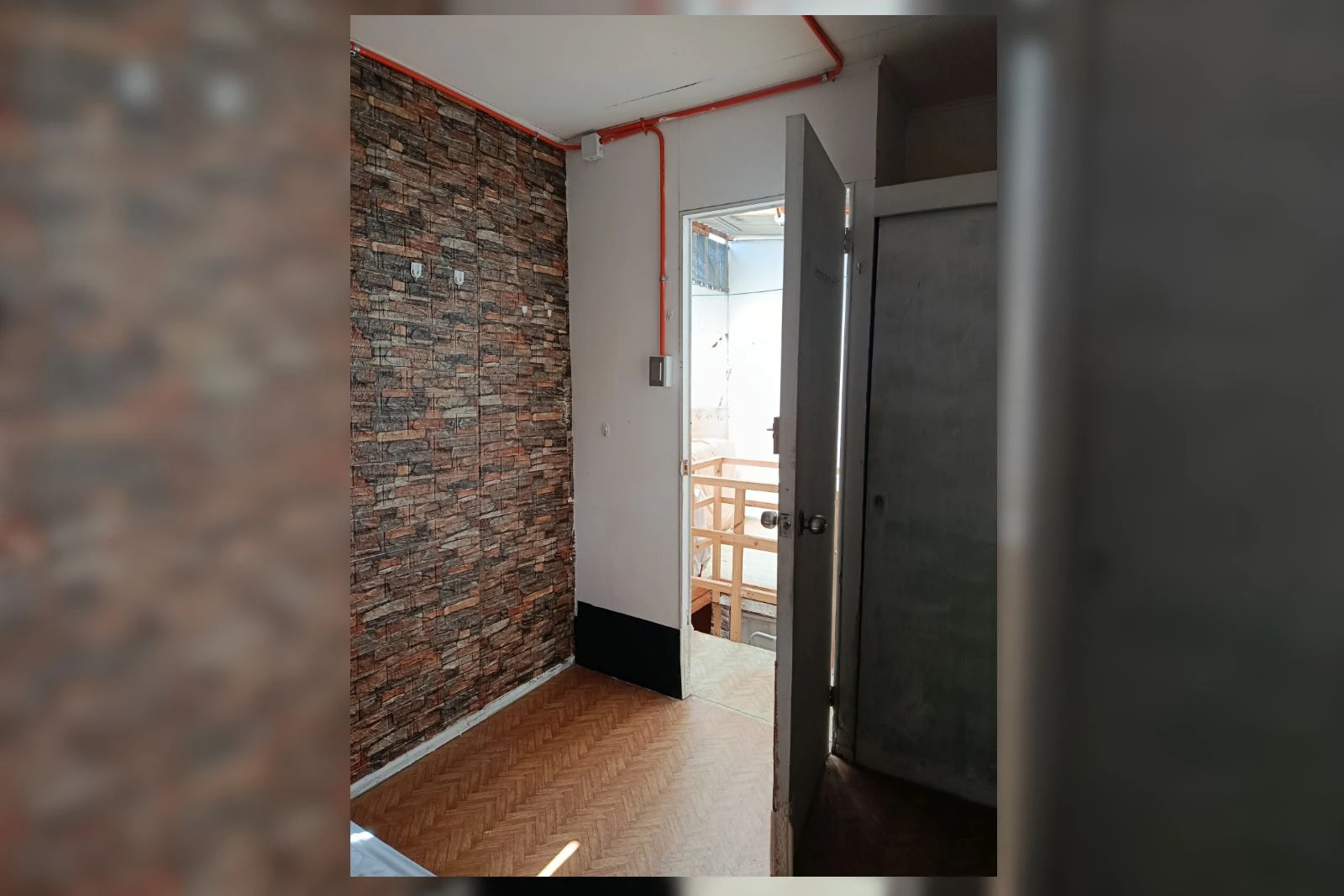 Dormitorio en altillo con papel mural tipo piedra, casa en venta sector central, Iquique