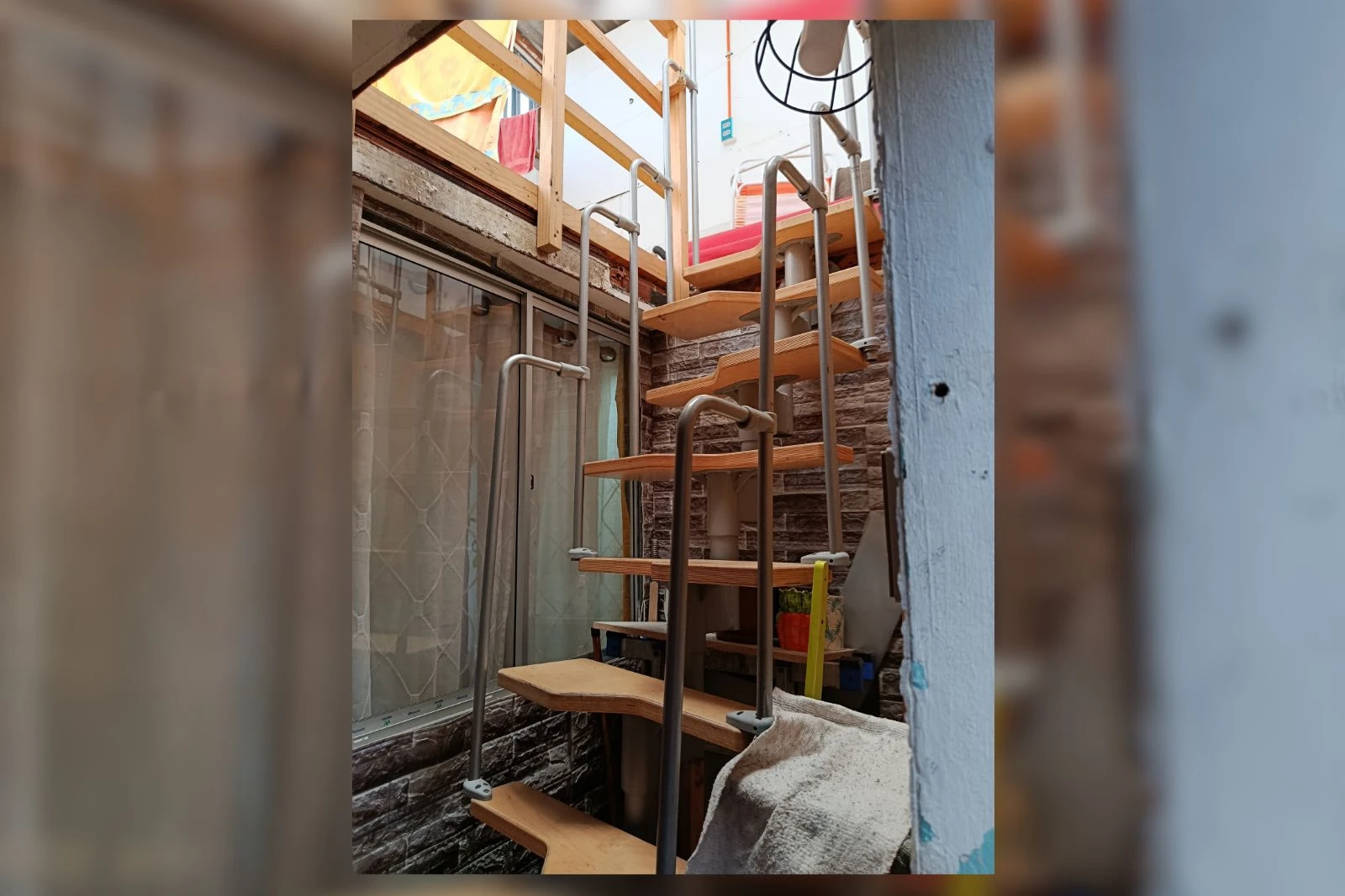 Escalera de caracol de madera hacia el altillo, casa en venta sector central, Iquique