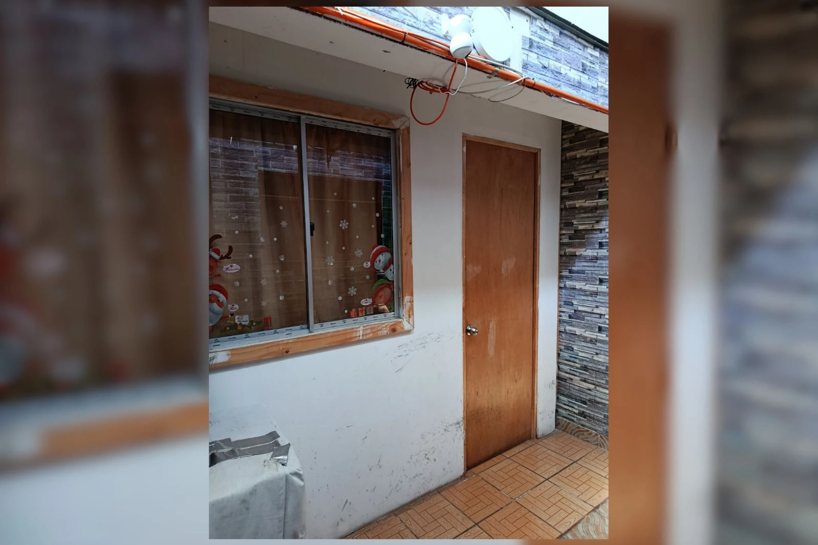 Puerta de acceso a una de las piezas desde el pasillo interior, casa en venta sector central, Iquique