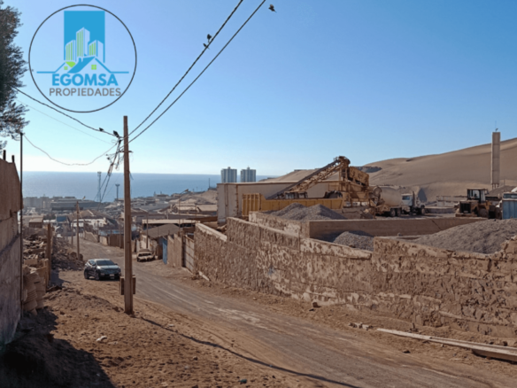 Vista elevada del sector industrial de Bajo Molle con vista al mar, Iquique