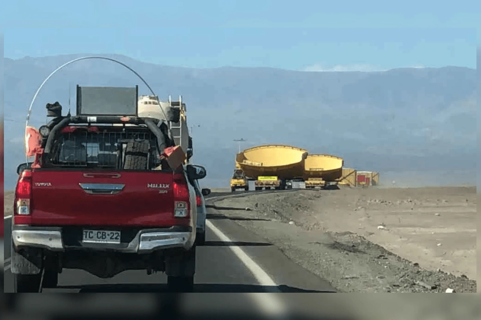 Transporte de maquinaria minera por la Ruta a Collahuasi, terreno industrial en Pozo Almonte
