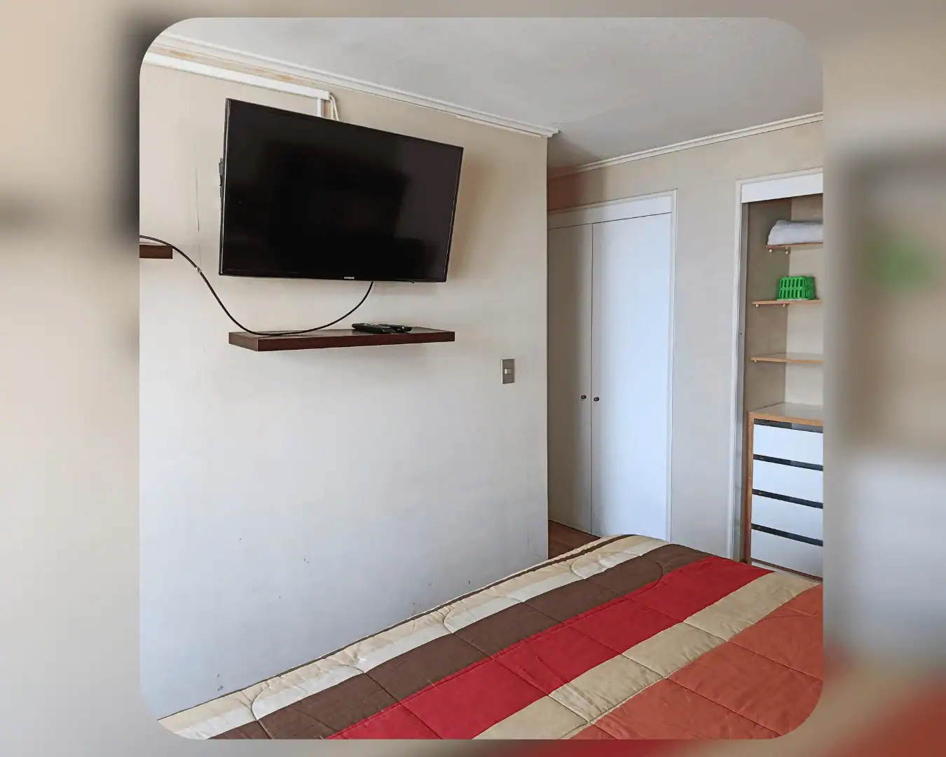 Dormitorio principal con televisor montado en la pared, imagen referencial, departamento en Edificio Campanario III, Iquique