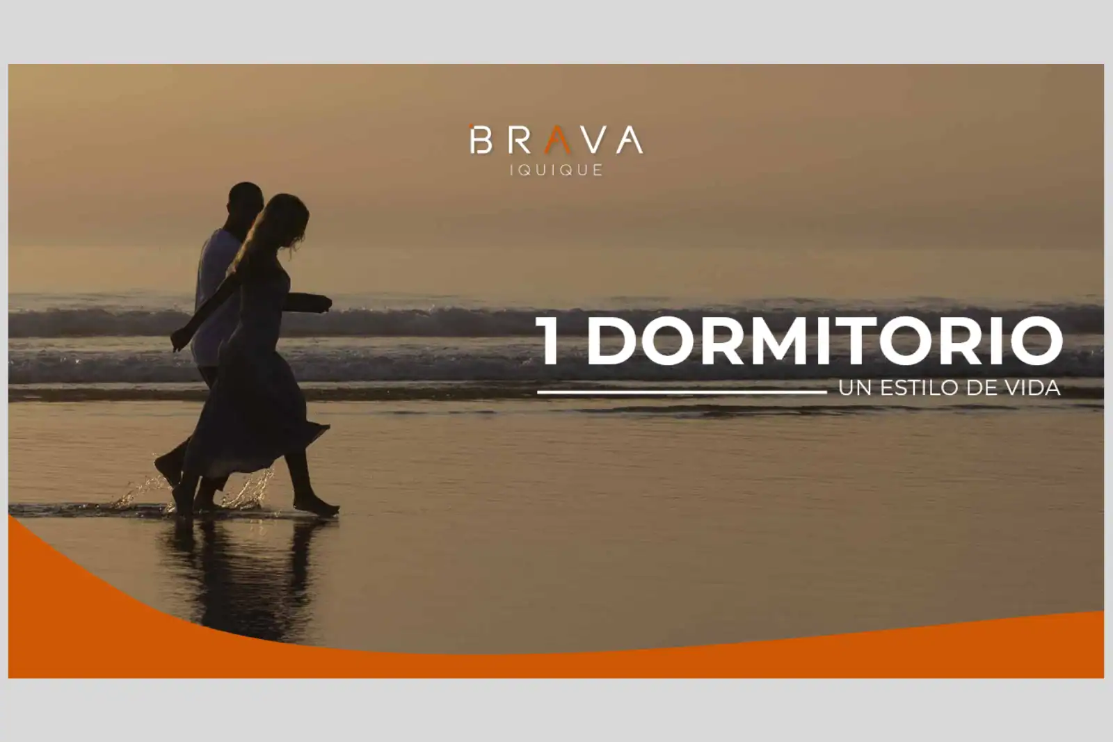 Portada promocional del departamento de 1 dormitorio con pareja caminando en la playa al atardecer, Edificio Brava, Iquique