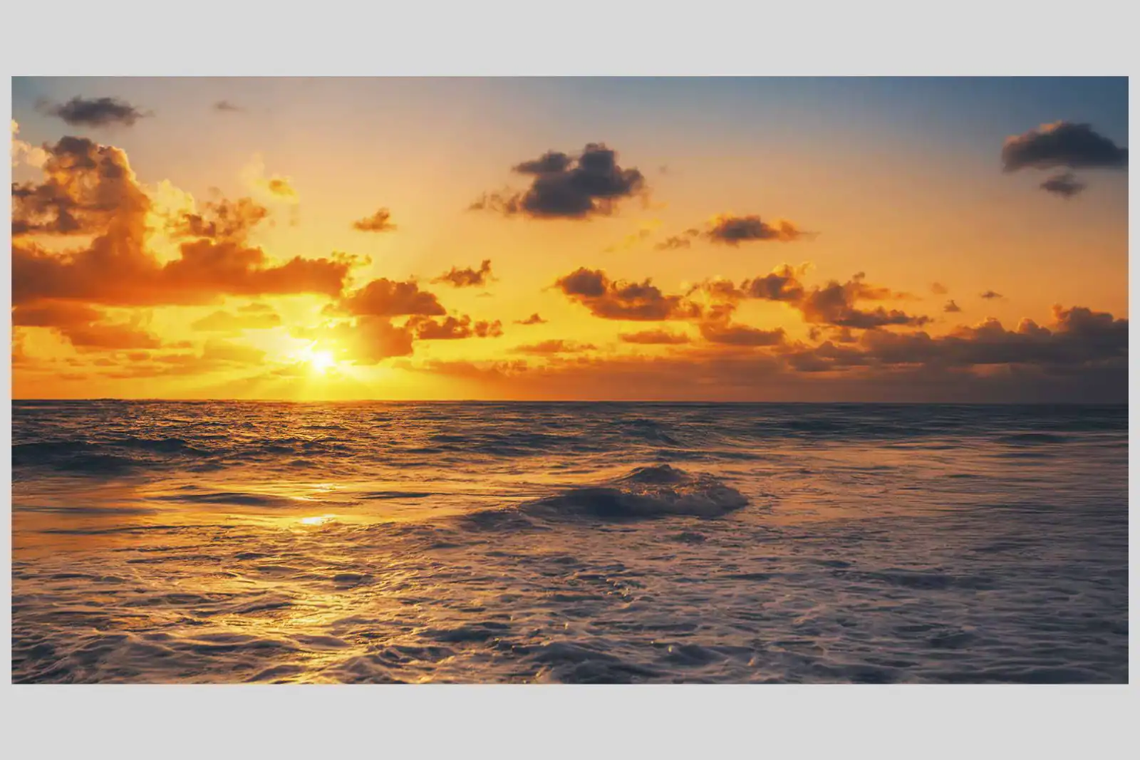 Atardecer sobre el mar frente al sector de Playa Brava, Iquique