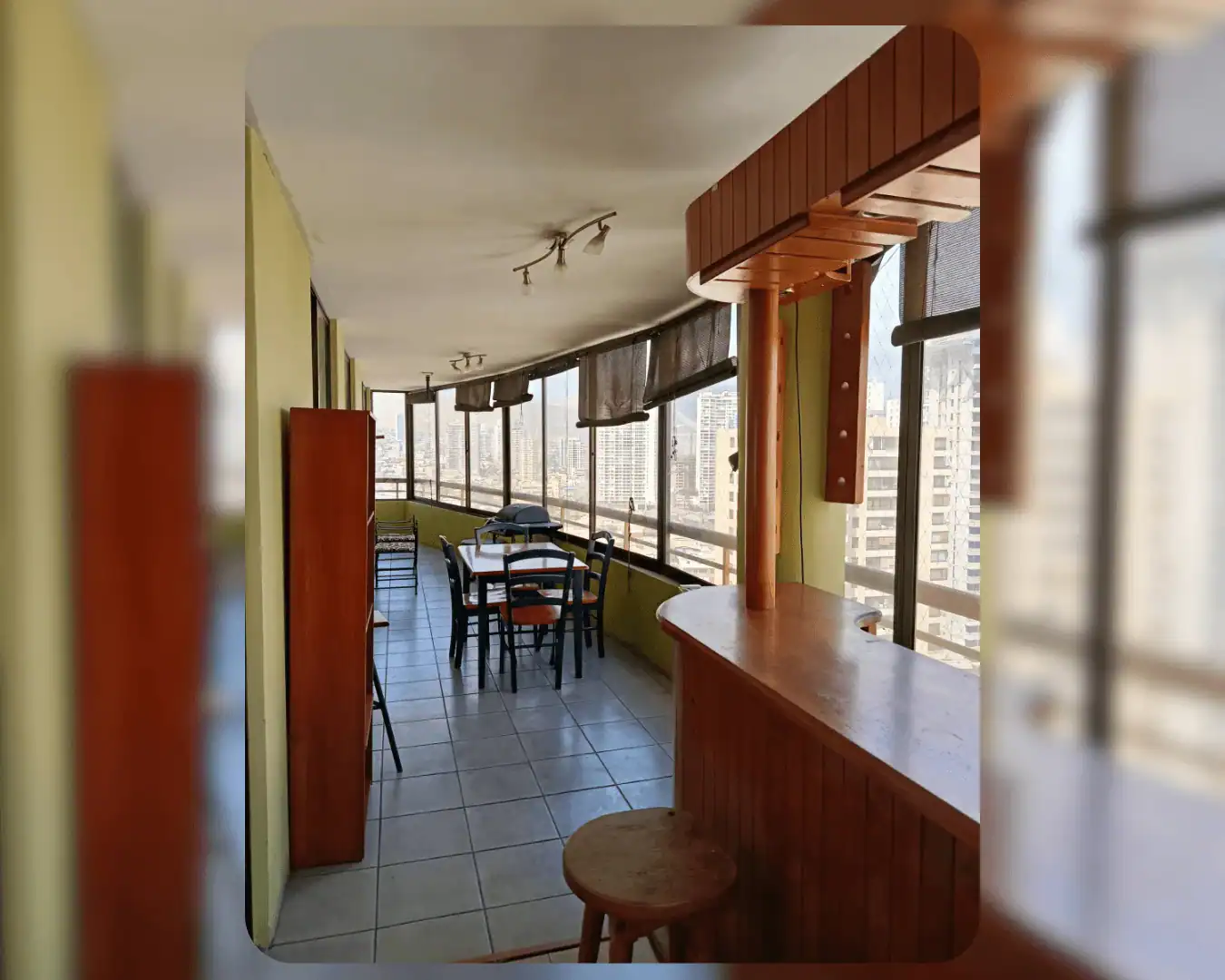 Terraza cerrada con barra de madera y vista a la ciudad, imagen referencial, departamento en Edificio Campanario III, Iquique