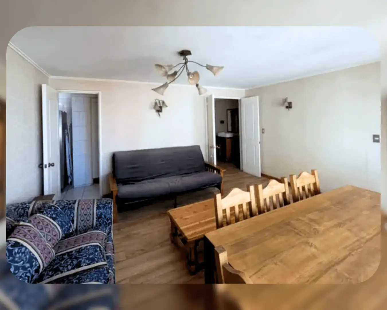 Living comedor con sofás y mesa de madera, imagen referencial, departamento en Edificio Campanario III, Iquique