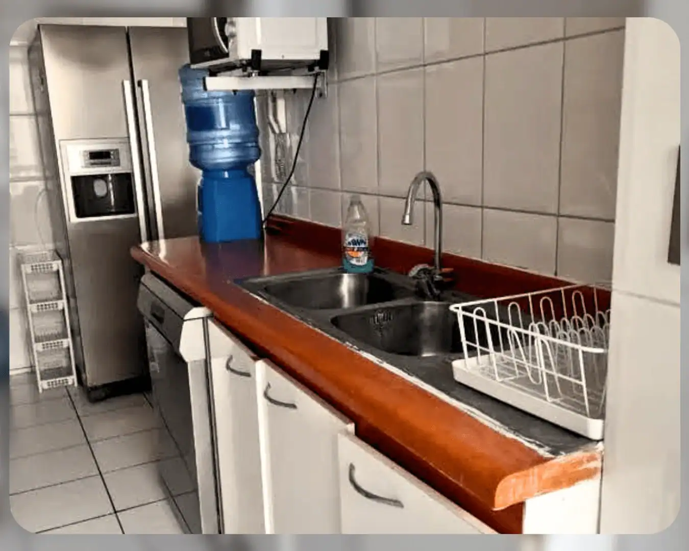 Detalle de la cocina con lavaplatos doble y refrigerador, imagen referencial, departamento en Edificio Campanario III, Iquique