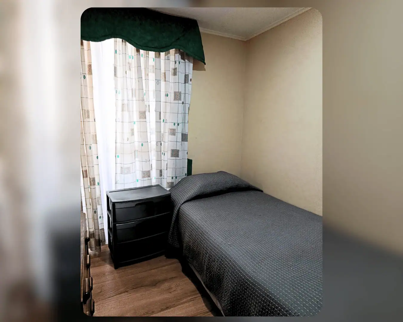 Dormitorio con cama individual, imagen referencial, departamento en Edificio Campanario III, Iquique