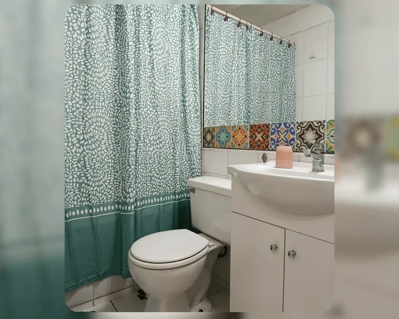 Baño con inodoro, lavamanos y azulejos decorativos, imagen referencial, departamento en Edificio Campanario III, Iquique
