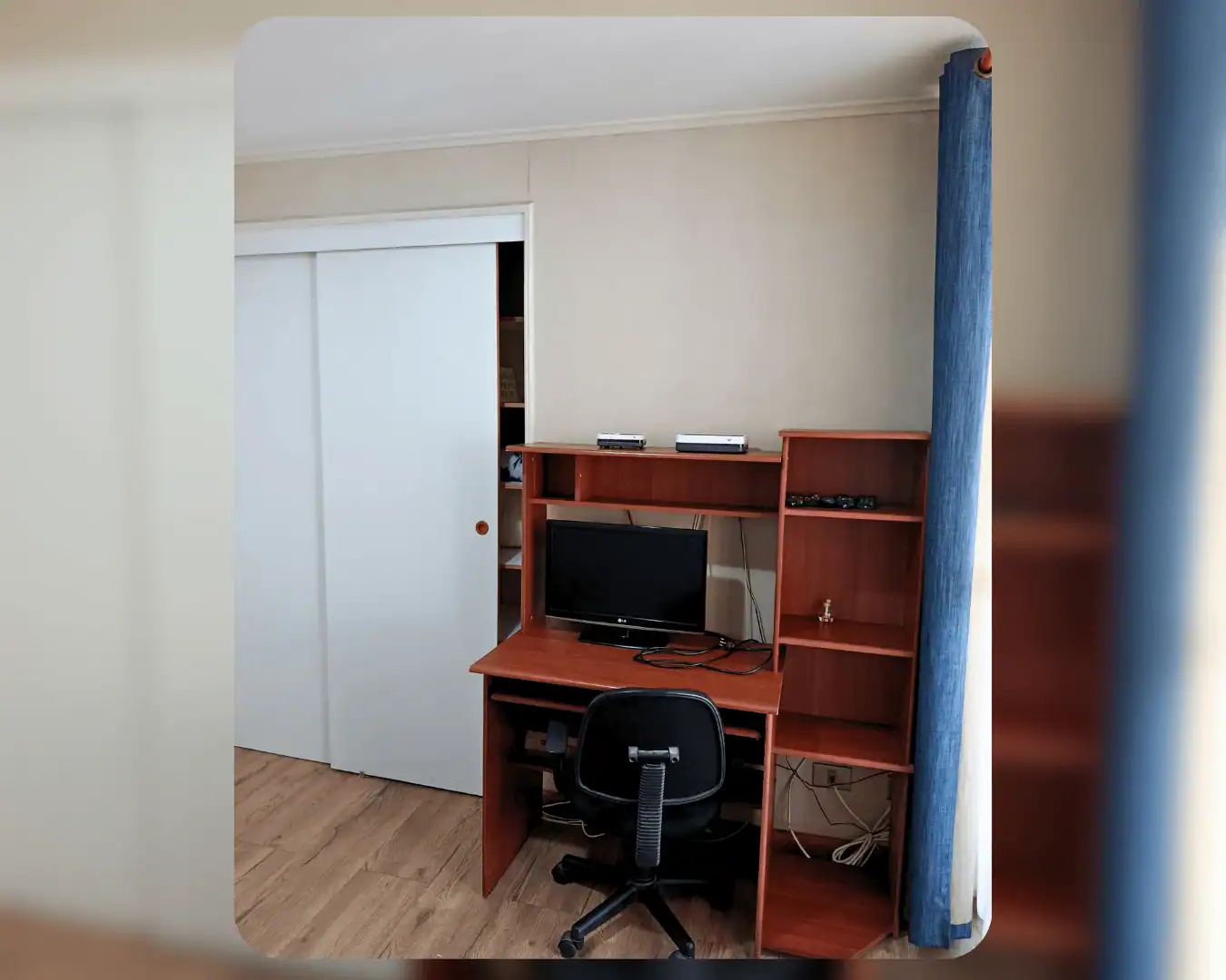 Dormitorio con escritorio de estudio y closet, imagen referencial, departamento en Edificio Campanario III, Iquique