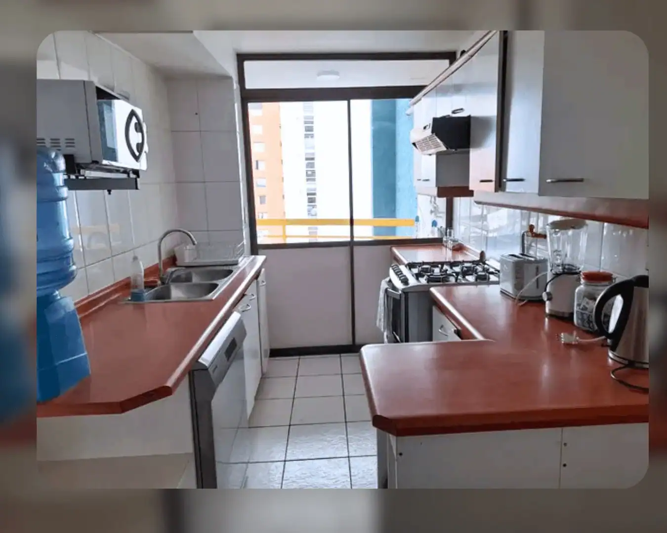 Cocina completa equipada con cocina a gas y muebles, imagen referencial, departamento en Edificio Campanario III, Iquique