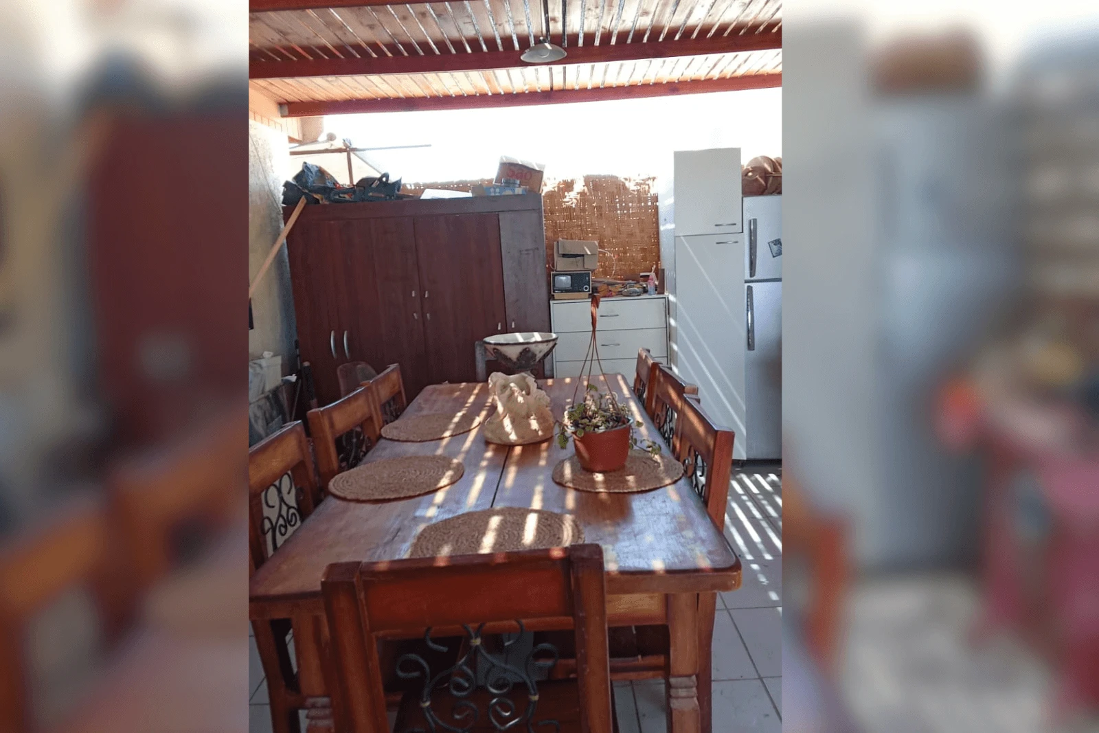 Comedor techado con mesa de madera y refrigerador, parcela con 3 casas en La Tirana, Pozo Almonte