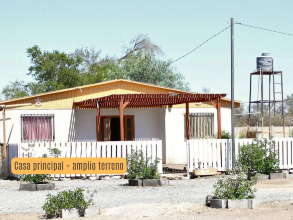 Fachada de la casa principal con torre de agua elevada, parcela con 3 casas en La Tirana, Pozo Almonte