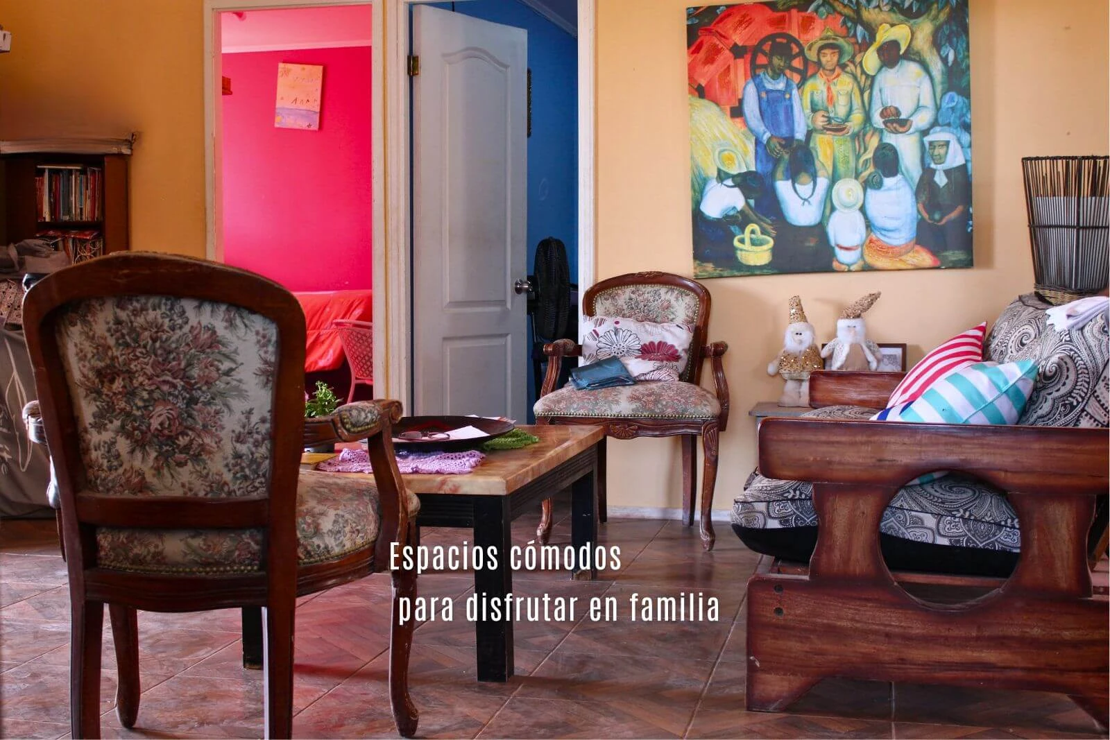 Living con sillones antiguos y mesa de centro, parcela con 3 casas en La Tirana, Pozo Almonte