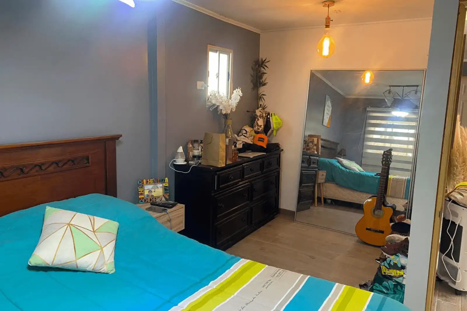 Dormitorio amoblado con cómoda y espejo de piso, parcela en La Huayca, Pozo Almonte