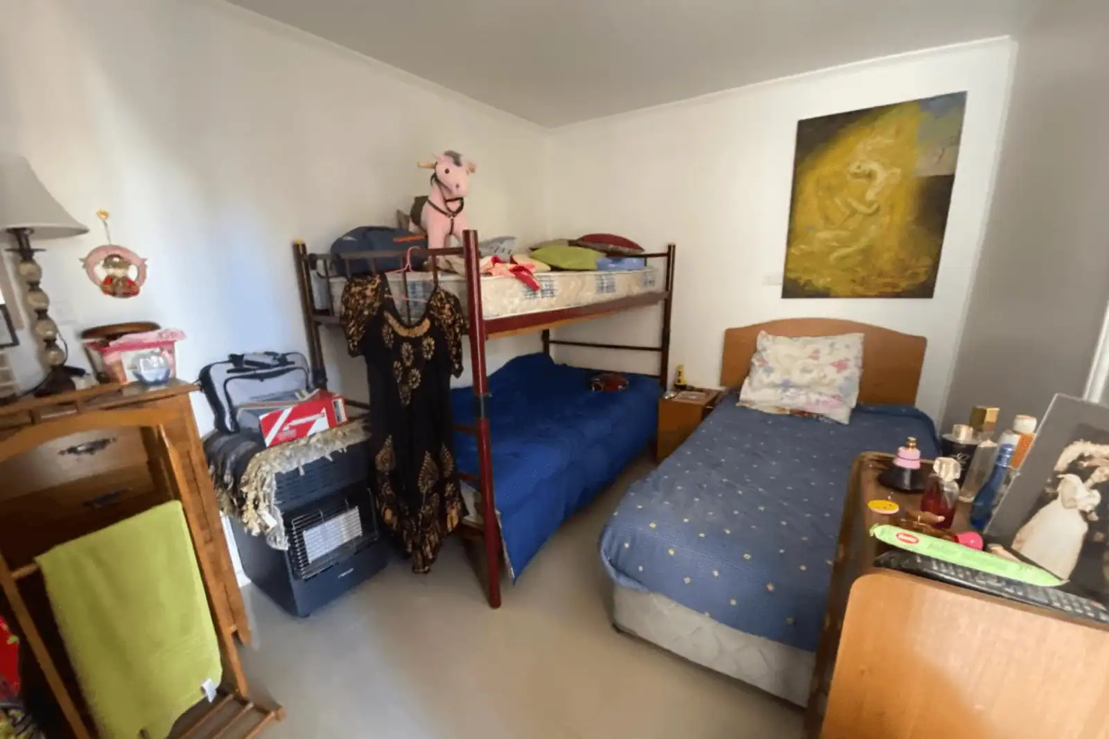 Dormitorio con camarote y cama individual, casa Altos de Pica