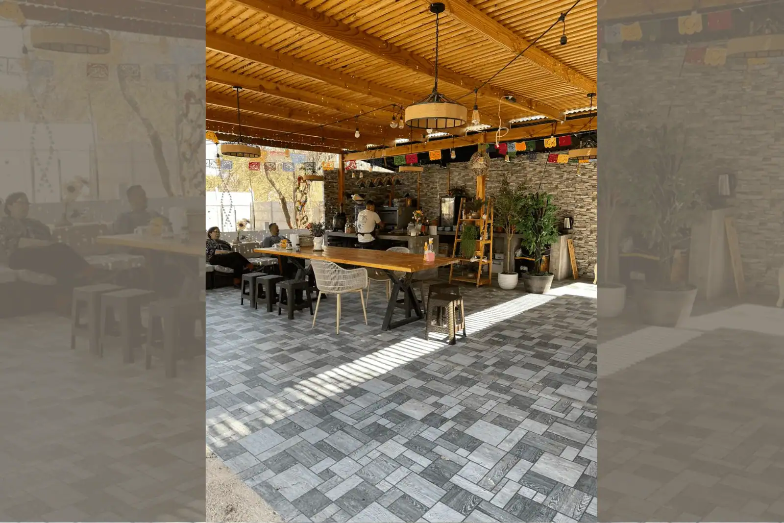 Quincho de día con mesa larga de madera y cocina exterior, parcela en La Huayca, Pozo Almonte