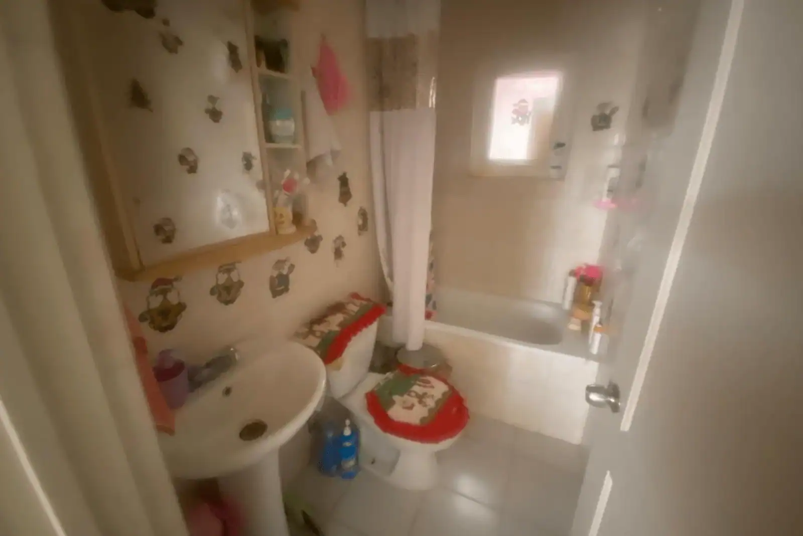 Baño con tina, cortina de ducha y ventana, casa Altos de Pica