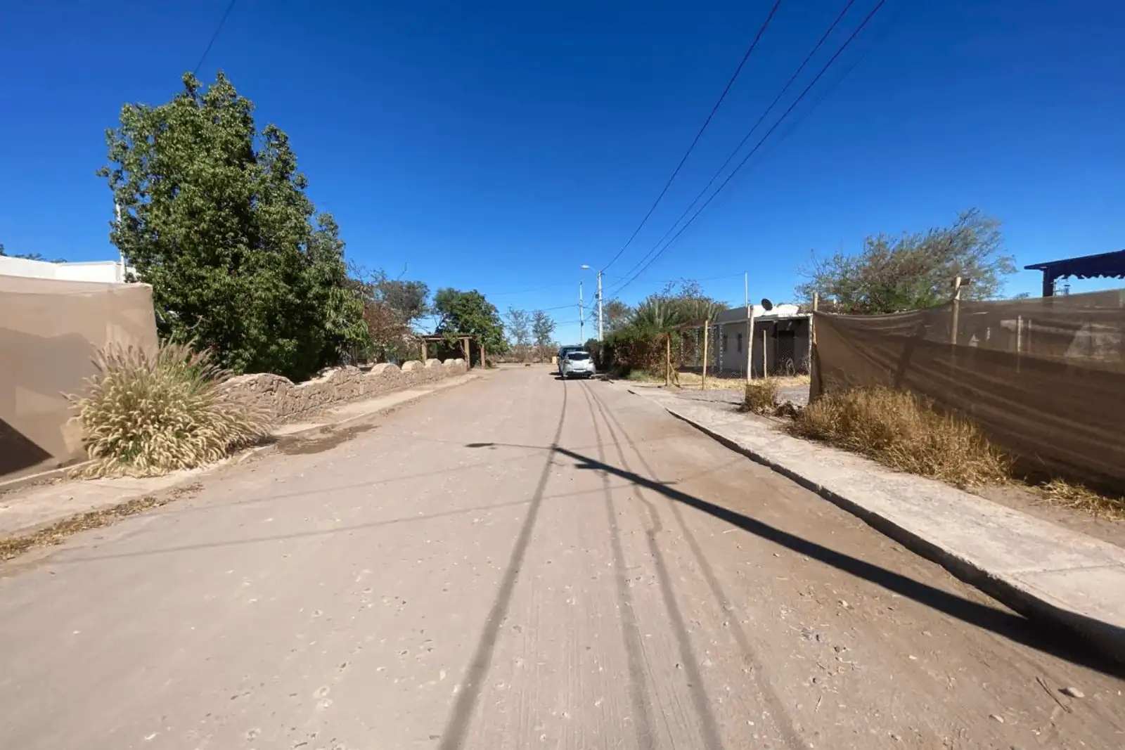 Calle de tierra de acceso al Condominio Altos de Pica