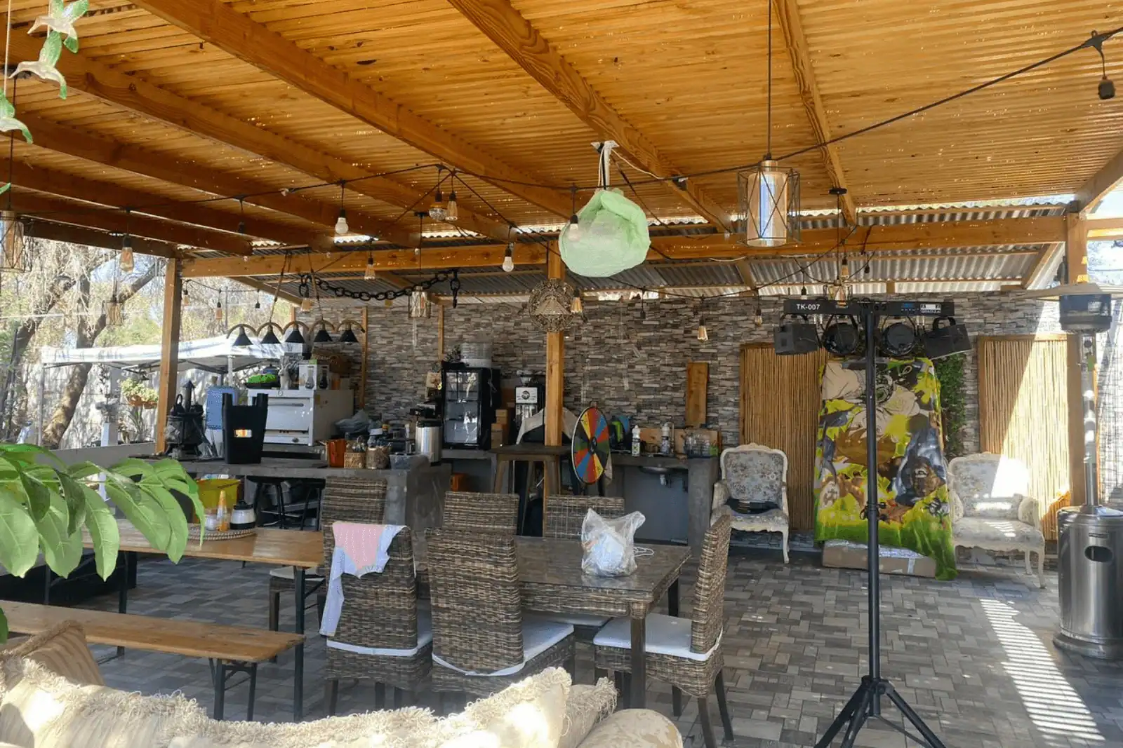 Quincho techado equipado con muro de piedra, mesas y sillas, parcela en La Huayca, Pozo Almonte