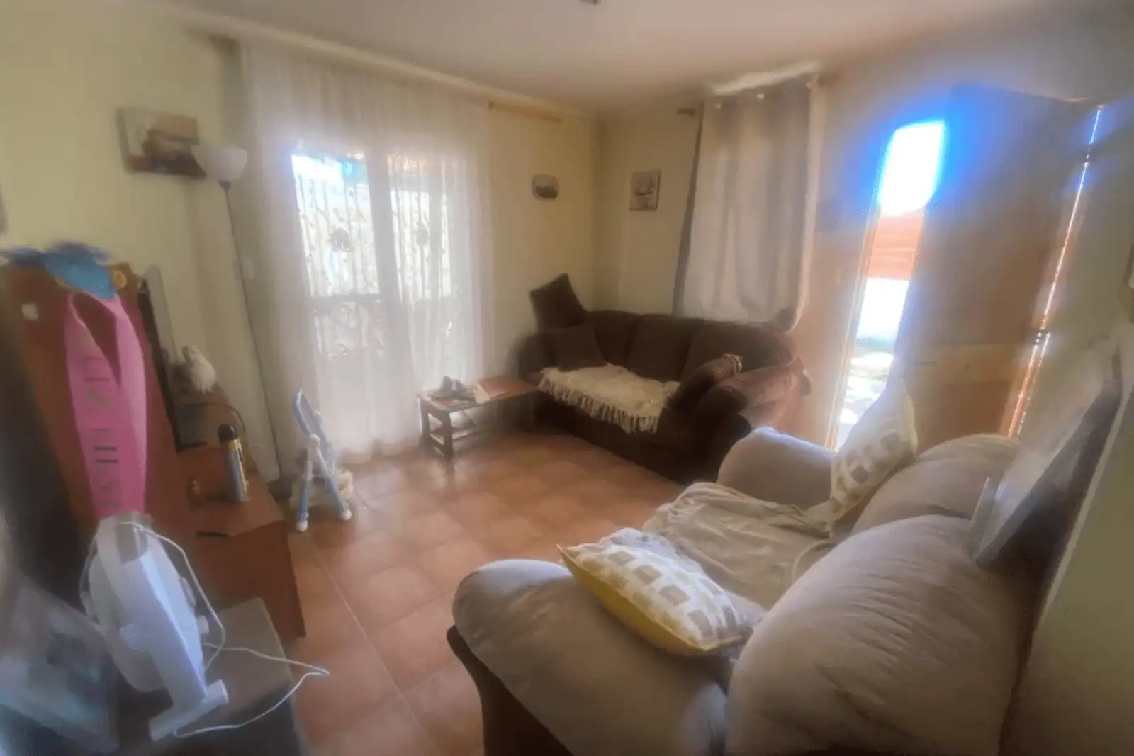 Living con dos sillones y piso cerámico, casa en Condominio Altos de Pica
