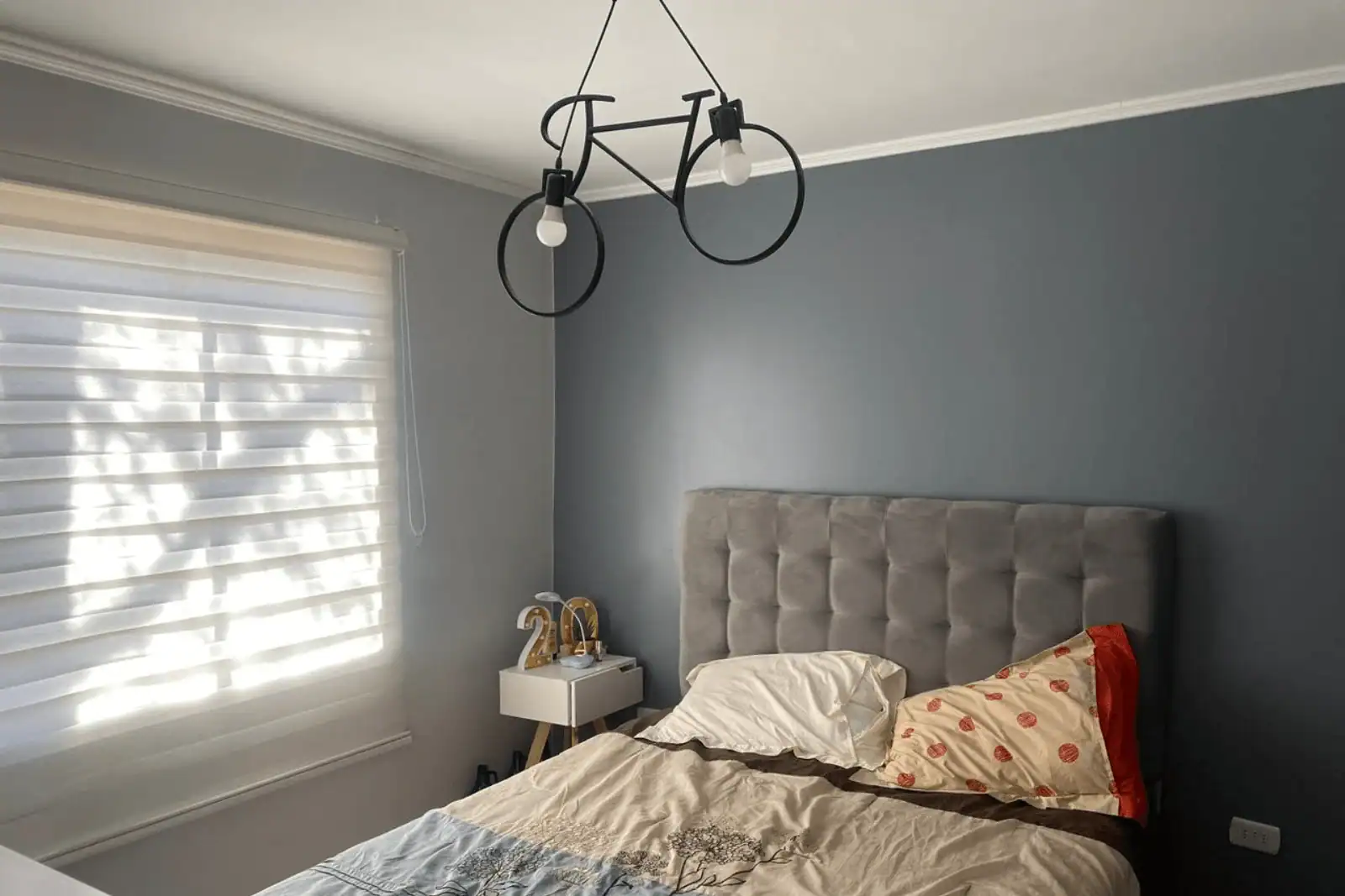 Dormitorio de la cabaña principal con cama y lámpara decorativa, parcela en La Huayca, Pozo Almonte