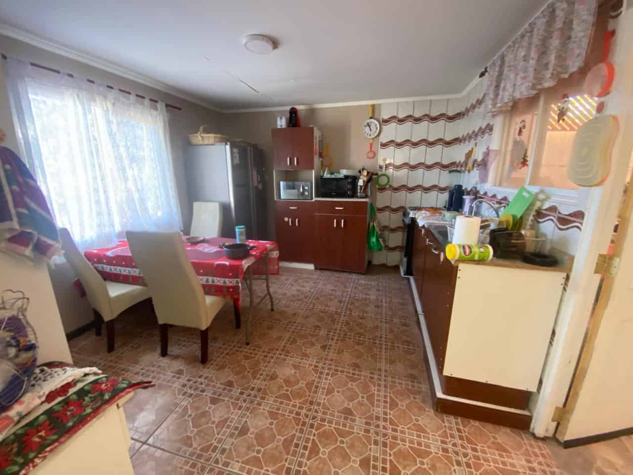Cocina equipada con comedor, casa en venta en Condominio Altos de Pica